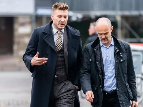 Choáng với con số 'Lord' Bendtner từng để mất cho chiếu bạc