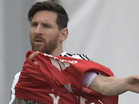 Chuyển nhượng M.U 26/08: Thêm cái tên rời OTF; Xem xét ký Messi