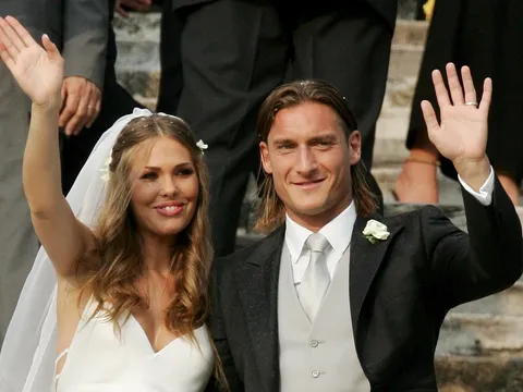 Chuyện thật như đùa! Hôn nhân của Totti suýt đổ vỡ vì vợ nuôi mèo