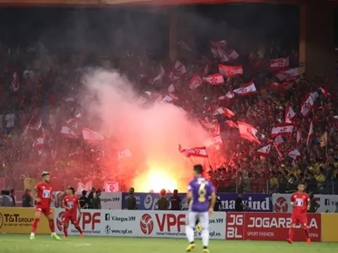 CLB Hà Nội tiếp tục nhận án phạt vì pháo sáng của CĐV Hải Phòng