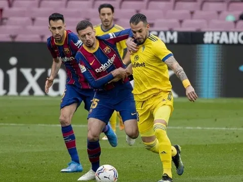 Bị CĐV công kích dữ dội, 'tội đồ' Barcelona lộ hình ảnh nhói lòng