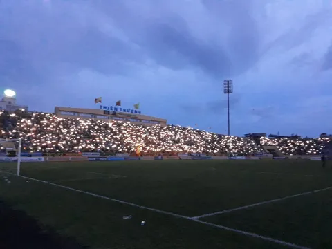 Cổ động viên Nam Định "thắp sáng" Thiên Trường trong ngày sân gặp sự cố