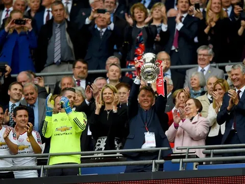 Còn ai nhớ người giúp M.U giành danh hiệu đầu tiên thời 'hậu Sir Alex'