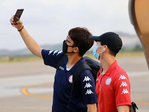 Công Phượng tạo kiểu "selfie", CLB TP.HCM "diện" khẩu trang trên đường đến Quảng Nam