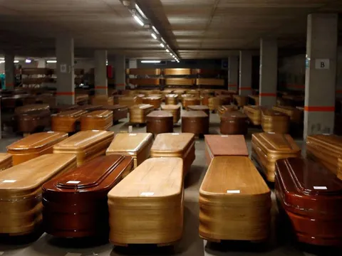 Vì COVID-19, Barcelona biến bãi đậu xe thành "nhà xác"...