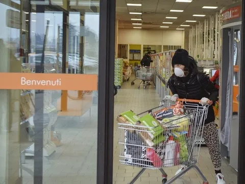 'Mọi người ở đây hoảng loạn, đeo khẩu trang, tích thực phẩm cho cả tháng'