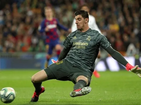 Courtois "chơi dại" khiến BLĐ Real lo sốt vó?