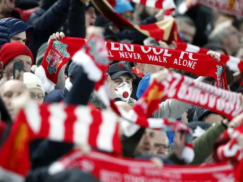 COVID-19 hoành hành, fan Liverpool: "Nó sẽ lấy đi chiếc cúp của chúng tôi!"