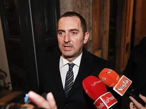 COVID-19 tiếp tục hoành hành, Bộ trưởng thể thao báo tin buồn cho Serie A