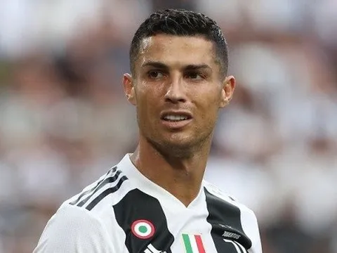 Luca Toni: "Ronaldo thậm chí không thể đi bóng qua một cầu thủ"