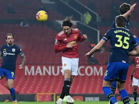 Cú đánh đầu chuẩn mực của Cavani, hàng thủ Liverpool chết lặng và những hình ảnh ấn tượng nhất