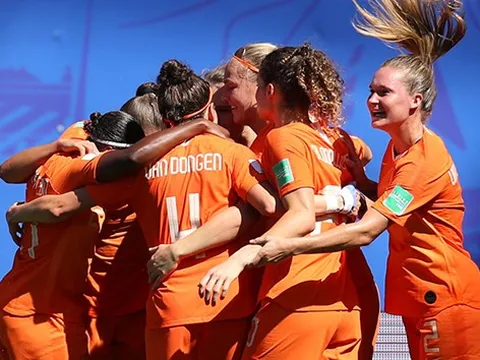 Cuốn phăng Ý, 'Cơn lốc màu da cam' giành vé vào bán kết World Cup