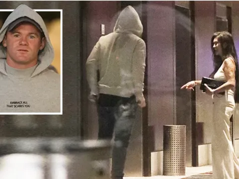 Cựu đội trưởng Man Utd bị bắt gặp "tòm tem" với gái lạ