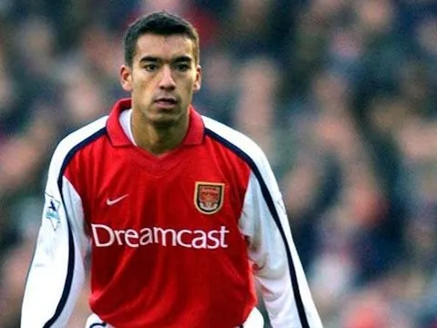 Cựu hậu vệ Arsenal quan tâm tới vị trí HLV trưởng của Newcastle United