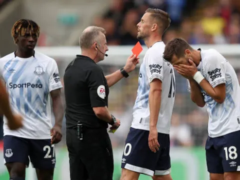 Cựu sao Man United nhận thẻ đỏ, Everton gây thất vọng ngày khai màn