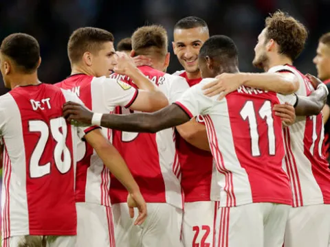 Cựu sao Man Utd đá vị trí lạ, Ajax hủy diệt đối thủ trên sân nhà