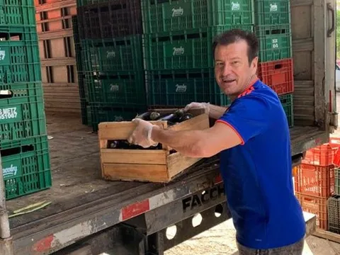 Cựu vô địch thế giới, HLV Brazil khiến CĐV xúc động với nghĩa cử cao đẹp