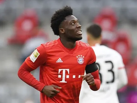 "Alphonso Davies vẫn có thể đá hay hơn nữa"