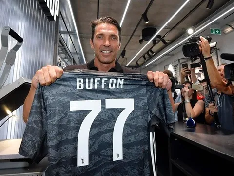 Vừa trở lại, Buffon đã khước từ đề nghị của cả Szczesny lẫn Chiellini