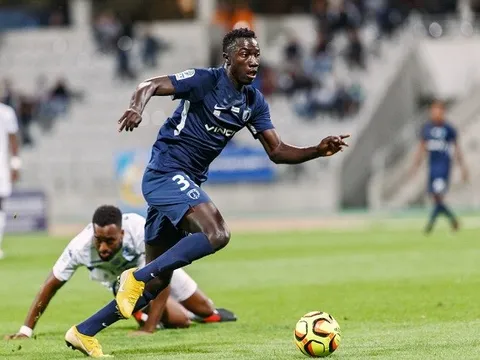 CLB Ligue 1 'giương cờ trắng', tin vui từ Paris gửi tới Liverpool