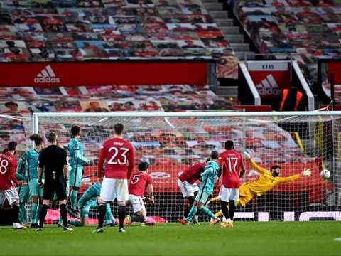 Nghe Cavani nói một câu, Bruno Fernandes đá phạt thành bàn