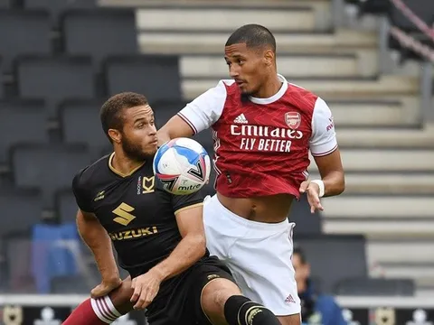 'Đá tảng' chính thức ra mắt, Arsenal thắng đậm đội bóng League One