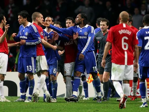 'Đá tảng' M.U tiết lộ sự thật chấn động: "Anh ta đòi đấm vào mặt tôi"