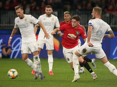 M.U hủy  diệt, James & Wan-Bissaka + 'Tiểu Persie" = đặc sản thời Sir Alex