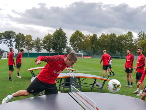 Dàn sao AC Milan thể hiện tài năng với môn... bóng bàn
