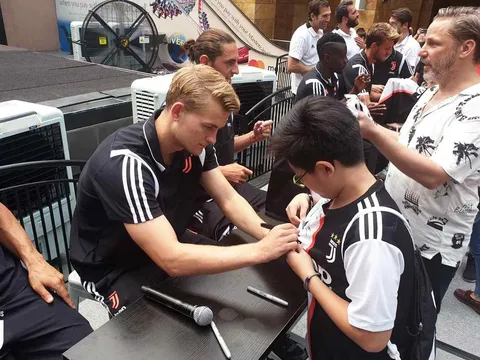 Dàn sao Juventus 'gây bão' khi đến Singapore