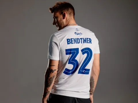 Đẳng cấp của 'Lord' Bendtner, bán sạch áo đấu chưa đầy 1 ngày