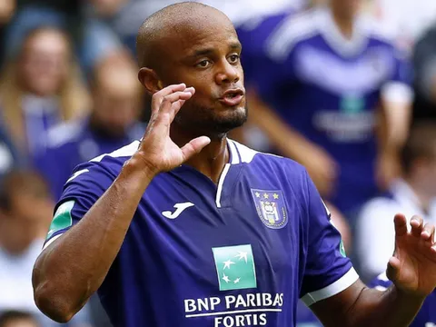 Đang yên đang lành, huyền thoại Man City ra sân 'khiến' đội nhà ra quân tệ hại