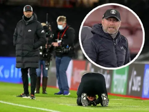 Đánh bại Liverpool, Hasenhuttl quỳ gối, khóc thành tiếng trước mặt Klopp