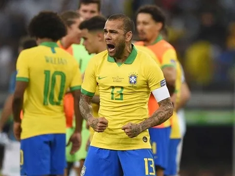 Tỏa sáng tại Copa America, Alves xuất sắc hơn cả huyền thoại Cafu?