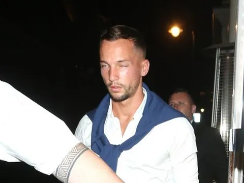 SỐC! 'Thảm họa' Chelsea bị đánh hội đồng, suýt gãy chân vì chơi ngông