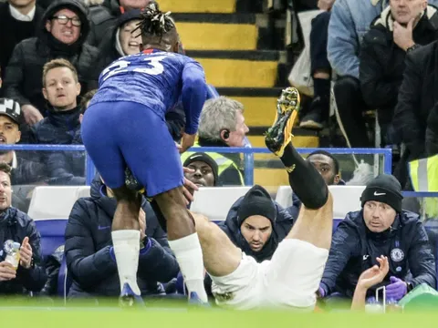 Đạp người thô thiển, Maguire vẫn thoát thẻ đỏ khó tin