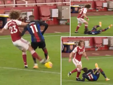 David Luiz cục súc, "tặng" Zaha combo quét trụ + thúc đầu gối vào mặt