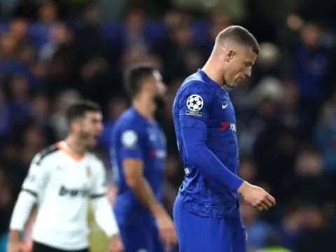 Đây, điều các cầu thủ Chelsea làm với Barkley sau quả penalty bị bỏ lỡ