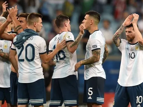 Đây! Phản ứng của Messi sau khi Argentina xém chết "hụt"
