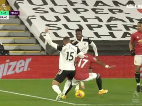 Fred bị "cướp quả pen", fan Man Utd đồng loạt gọi hồn Klopp