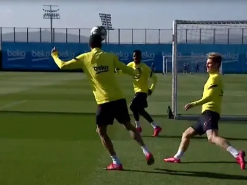 De Jong "no hành" với thần đồng Barca trên sân tập