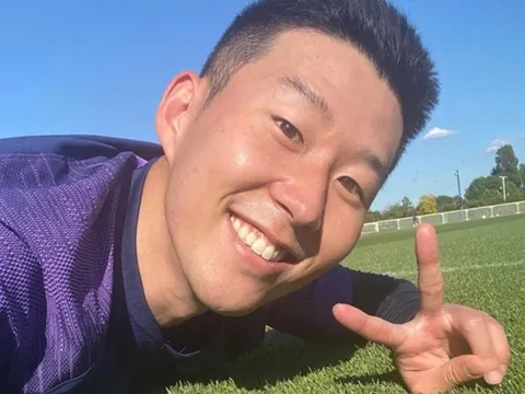 Son Heung-min và sao Tottenham bị cướp cười tươi rói trên sân tập