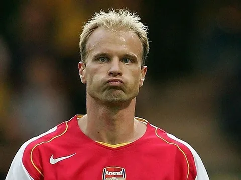 Vào ngày này, Dennis Bergkamp ghi bàn thắng kinh điển