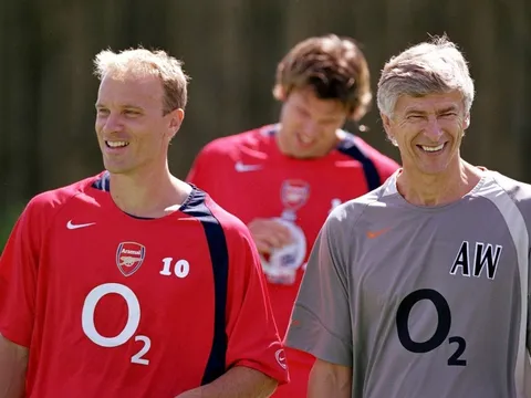 Dennis Bergkamp - nhà vô địch bất bại của Wenger