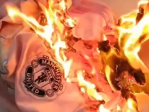 Điên rồ! Ed Woodward mua sắm như trò đùa, CĐV M.U tức giận đốt áo