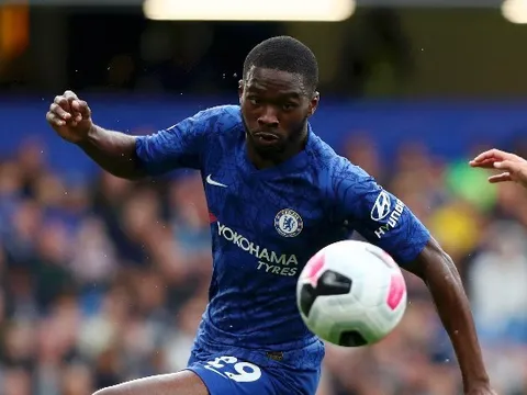 Đội bóng Ligue 1 liên hệ với Chelsea nhằm chiêu mộ trung vệ người Anh