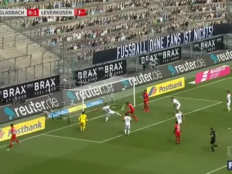 Khung thành mở toang, sao Bundesliga bỏ lỡ tình huống kinh điển