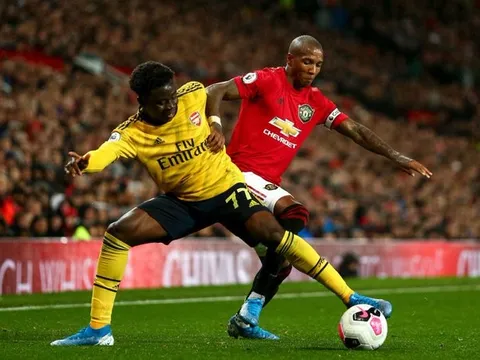 Đối mặt với Man Utd, kỷ lục gia của Arsenal chơi thế nào?