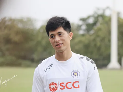 Đội mưa tới sân, Đình Trọng tập tễnh xuống chúc mừng đồng đội