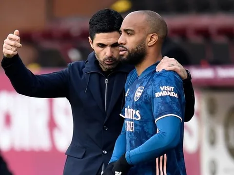 Tiền đạo Arsenal bị chỉ trích vì "diễn quá sâu"